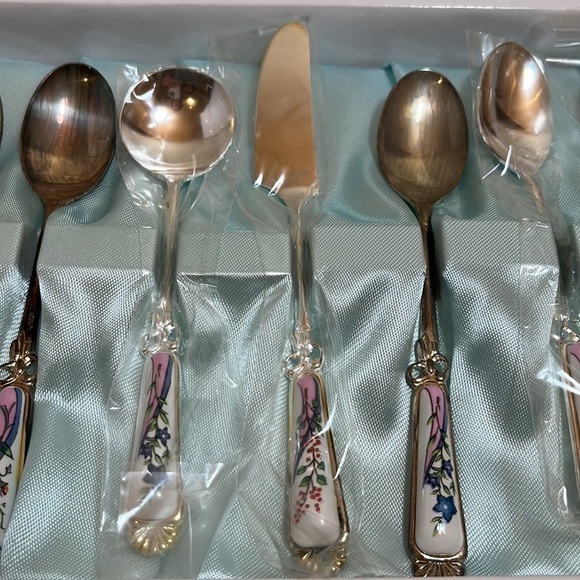 Grosvenor International Collection Silver Floral Spoon Collection - Picture 3 of 11